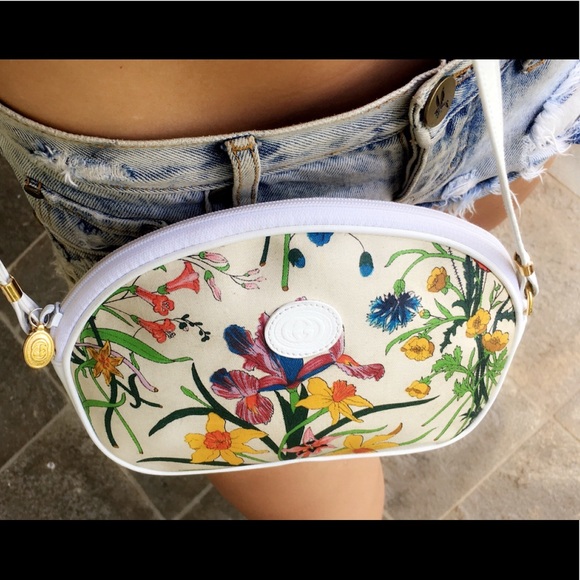 Gucci Handbags - Vintage Gucci Flora Crossbody